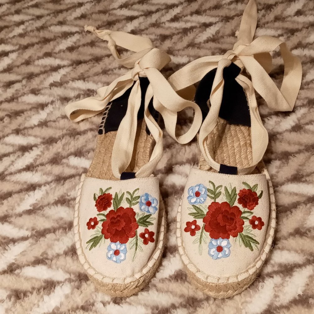 lace up flat sandal